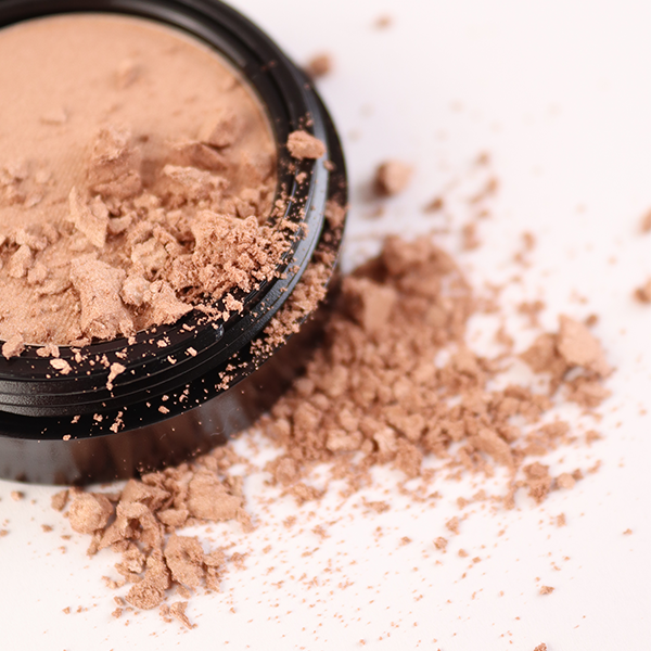 Highlighter für die Wangenknochen mit Schimmer, www.makeupcoach.com