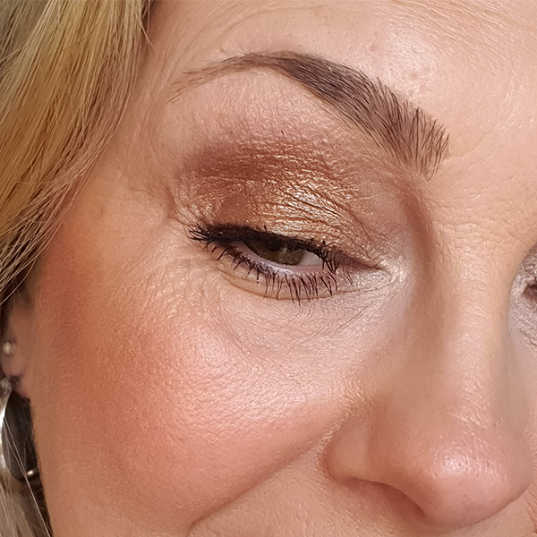 Light Copper loser Glitzerlidschatten aufgetragen, www.makeupcoach.com