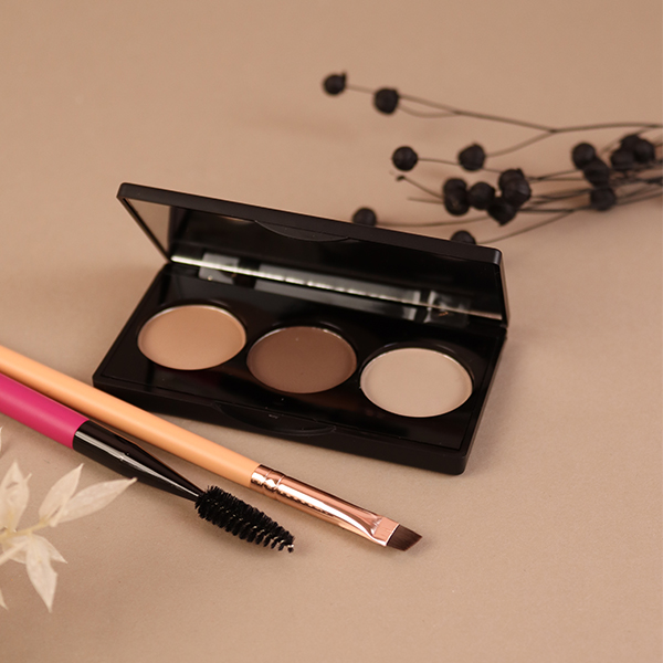 Augenbrauenpalette hell mit Augenbrauenbürstchen und Pinsel, www.makeupcoach.com
