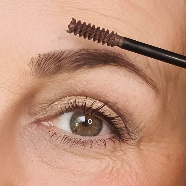 Augenbrauen formen M2 Lashes, www.makeupcoach.com