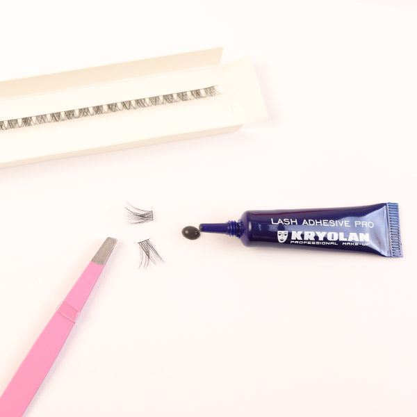 Schwarzer Wimpernkleber für Wimpern zum Ankleben, www.makeupcoach.com