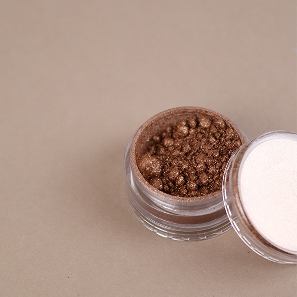 Loser Glitzerlischatten Light Copper aus der braunen Weihnachtsbox, www.makeupcoach.com