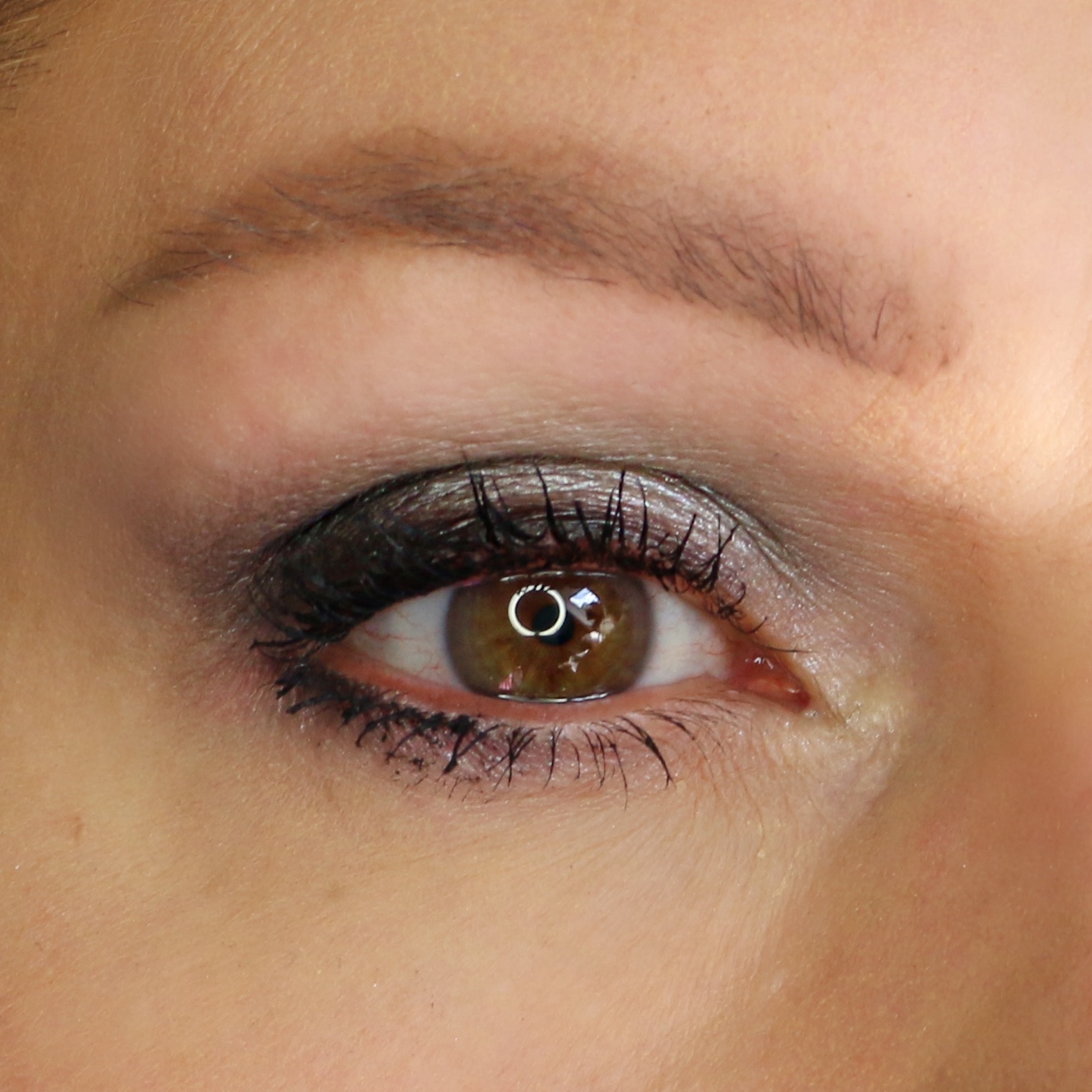 Glitzerlidschatten in Platin, www.makeupcoach.com